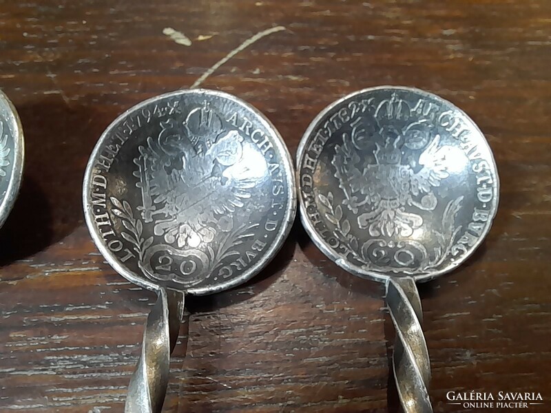 Silver Austrian 20-piece head, 5 decorative spoons, spoons, with monogram. 15.6 Grams.