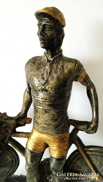 Vintage,Hubert Opperman-ról készült, bronzírozott műgyanta szobor