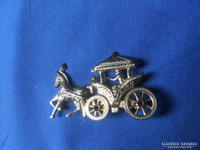 Toledói különleges aranyozott fém lovas hintó kitűző