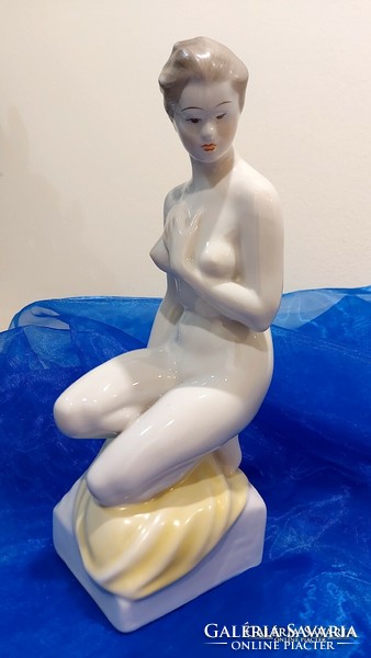 Hollóházi kézzel festett,nagy méretű porcelán  térdelő női akt szobor.