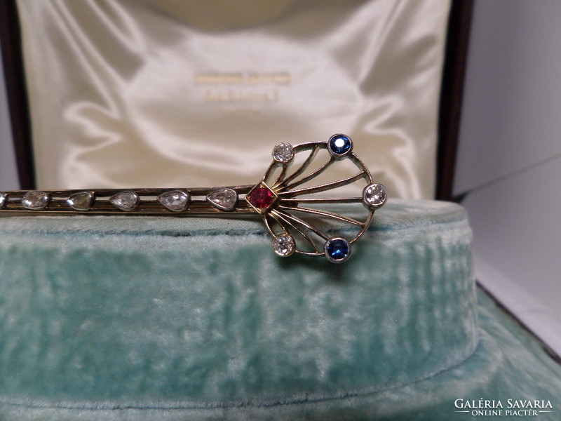 Huge antique gold scarf pin / brooch with rubies, synthetic sapphires, brills and diamonds