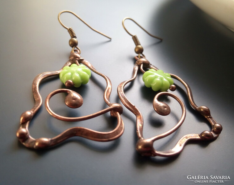 Glass beads in the shape of a green flower and earrings made of copper wire