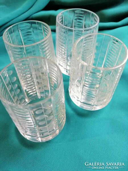 Csiszolt üveg poharak