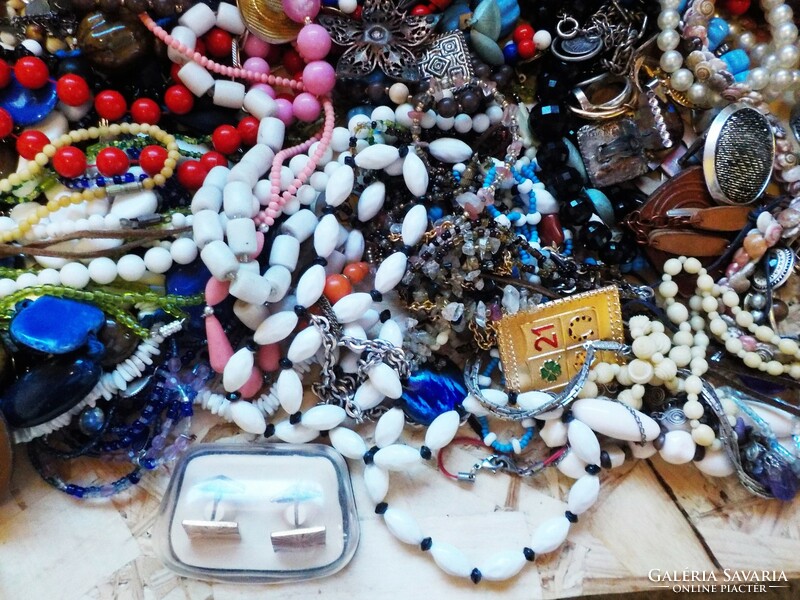 Almost 4 kg. Old, retro, antique jewelry in one