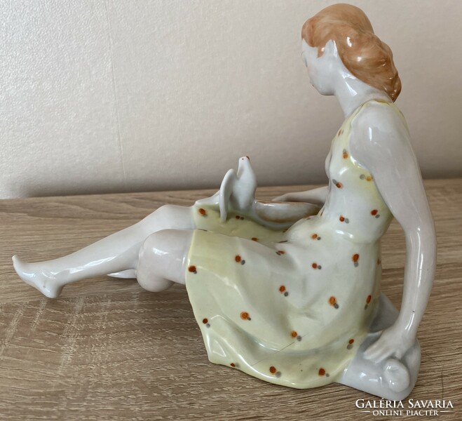 Drasche kézi festésű galambot etető nő virágos ruhában, drasche Hamupipőke alján feliratozott