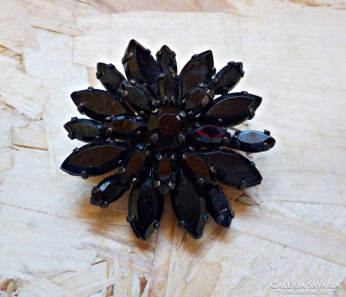 Fekete köves virág bross