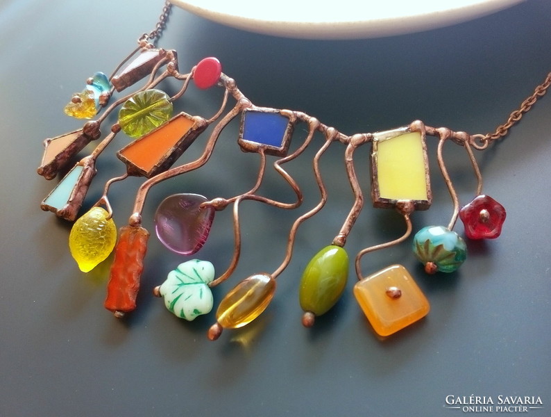 Színes üvegekből és színes üveggyöngyökből kialakított látványos nyaklánc