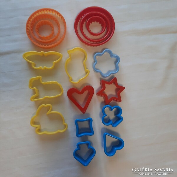 Colorful plastic cookie cutter set