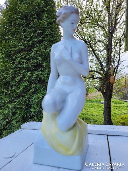 Hollóházi porcelán_női akt szobor