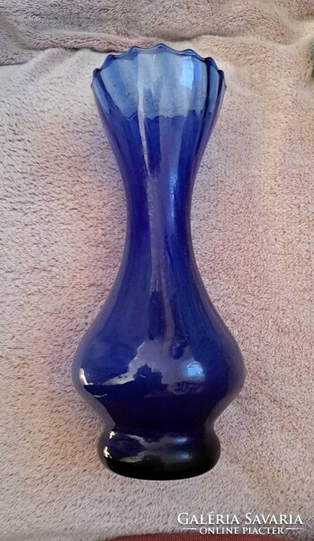 Frilled cobalt blue glass vase 20 cm. Personal delivery to Budapest xv, or I will post with careful packaging.