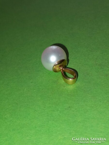 2.45 Grams 14 carat gold and pearl pendant