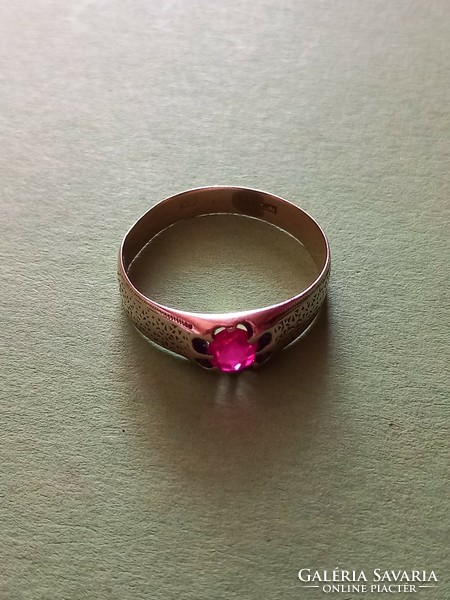Old 2.56 gram 8 carat gold red stone (ruby ?? ) Women's ring