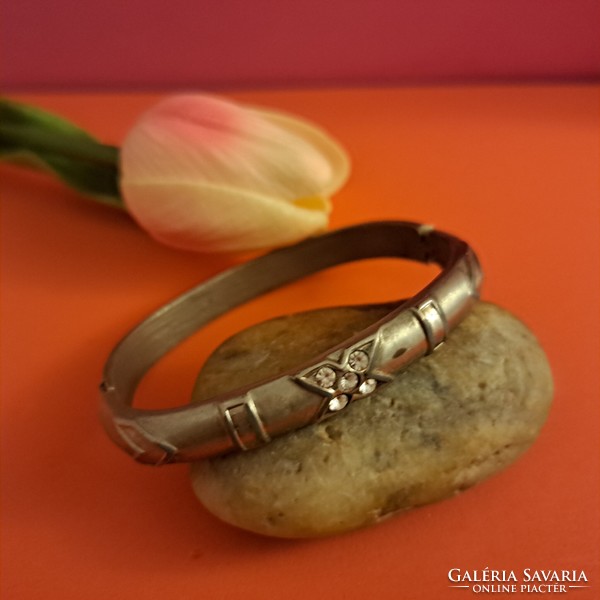 Silver-plated craftsman bracelet with zircon stones.