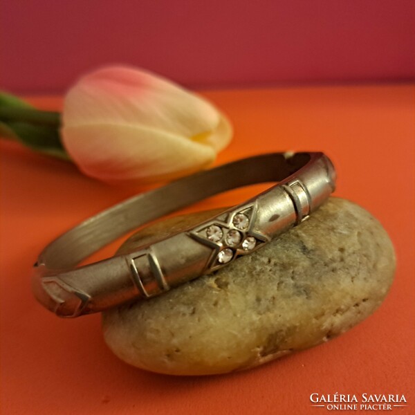 Silver-plated craftsman bracelet with zircon stones.