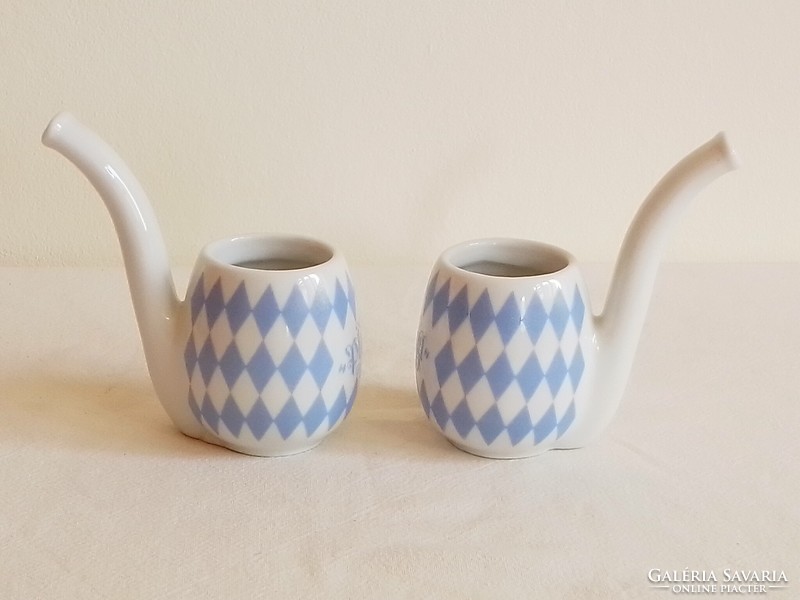 Két kis pipa formájú porcelán pálinkás likőrös kupica, pohárka pár, német, Platzl, kék káróminta.