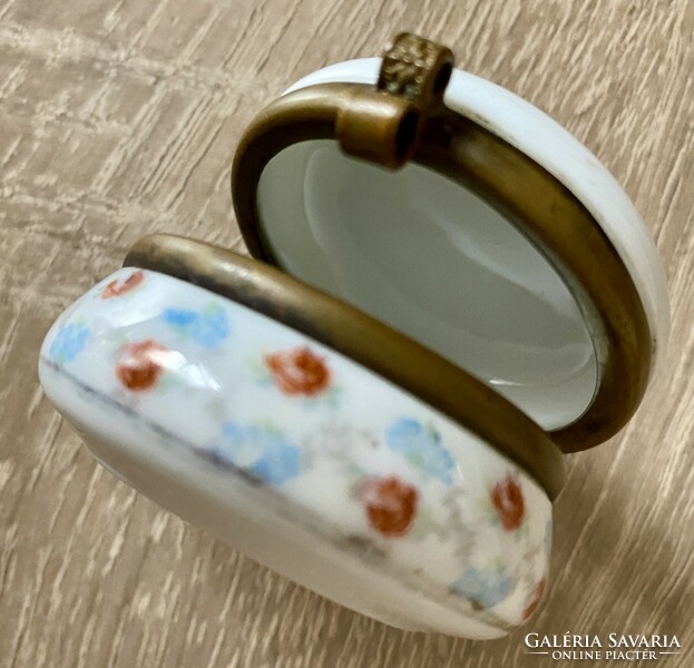 Antik jelenetes porcelán szelence, réz szerelékes különleges porcelán ékszertartó