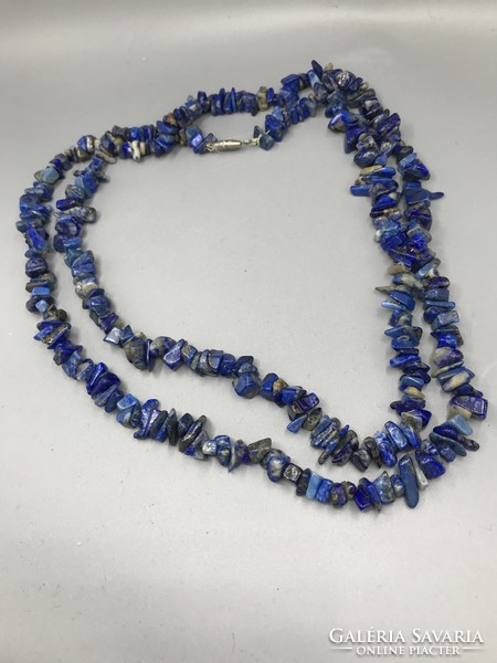 Akár dupla soros 103 cm hosszú lapis lazuli  chipsekből készült ásvány lánc