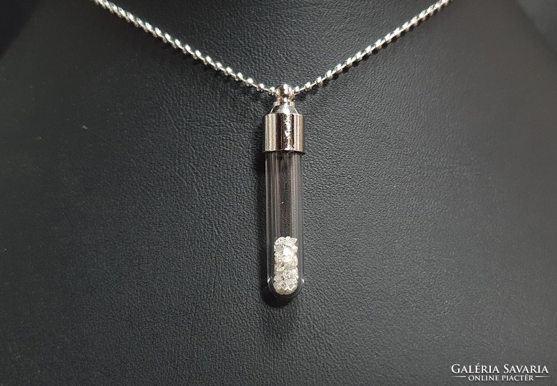Pendant filled with 1 carat of diamonds.