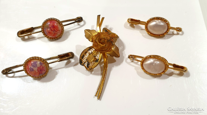 5 old brooches, badges