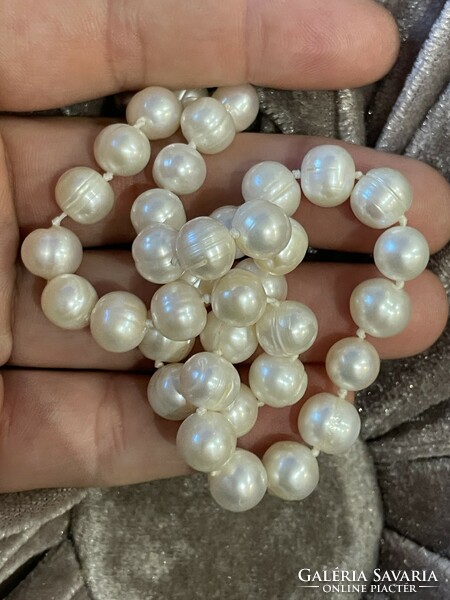 A gorgeous cultured pearl neck blue iridescent