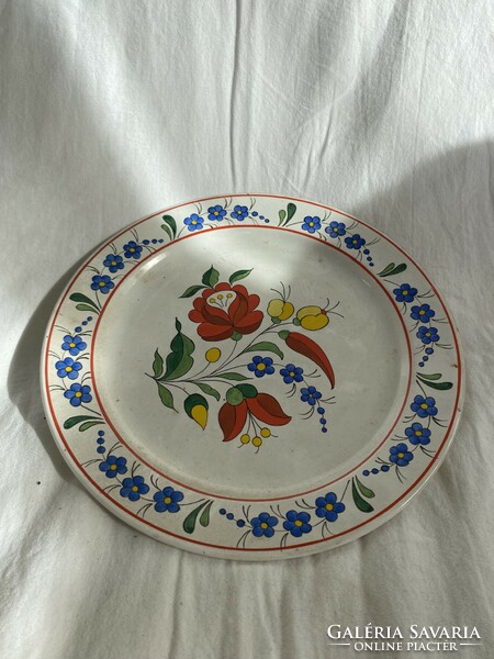 Decorative plate with paprika pattern