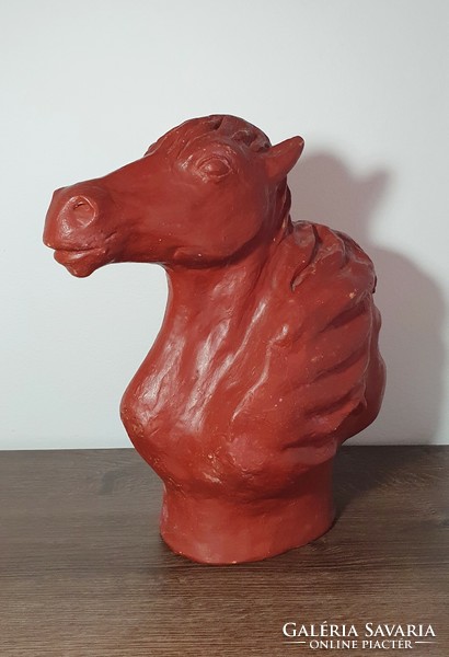 Terrakotta nő lóval szobor