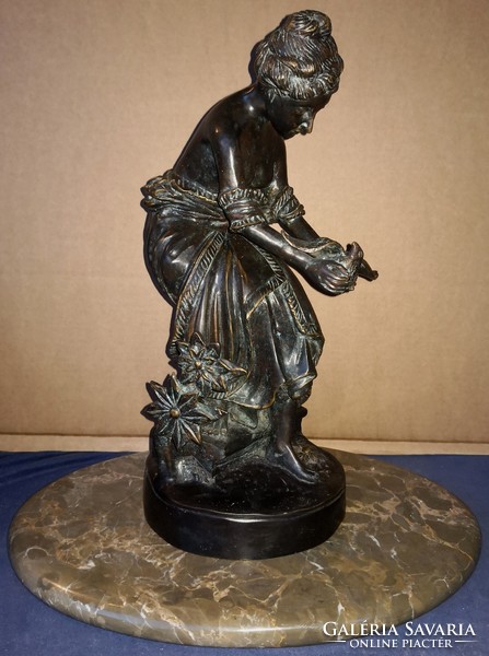 DT/420 – Nagyméretű bronz szobor Flóra galambbal címmel