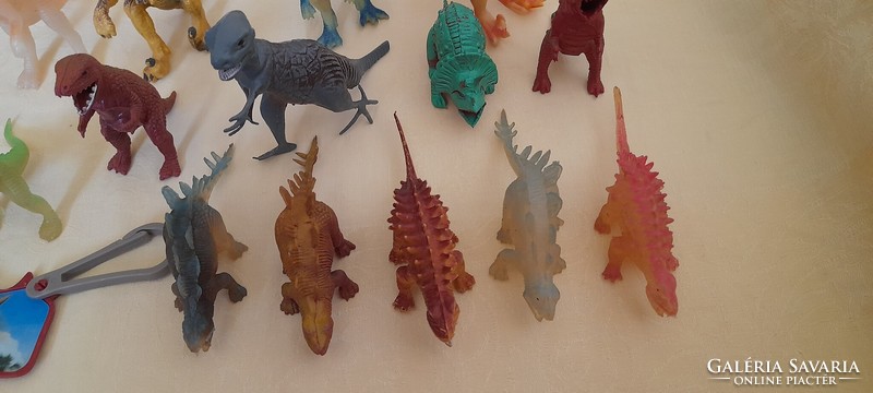 Dínó dinoszaurusz játékfigura 14db és 2db táskadísz egyben 10-15cm
