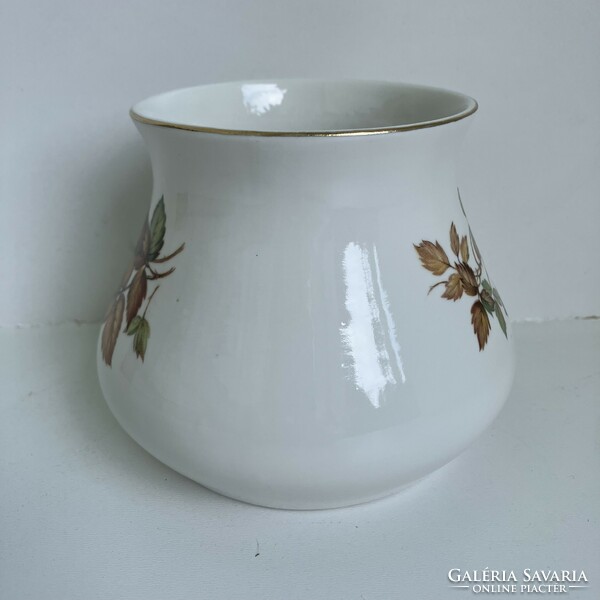 Aquincumi porcelán váza falevél mintával