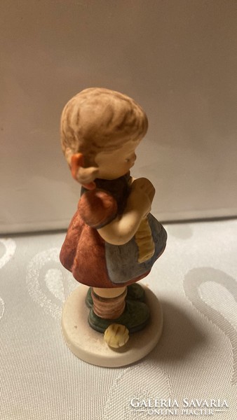 Ritka! Hummel/Goebel porcelán, " Kötögetős lány" , kis méret, 8 cm !