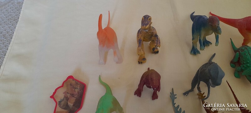 Dínó dinoszaurusz játékfigura 14db és 2db táskadísz egyben 10-15cm