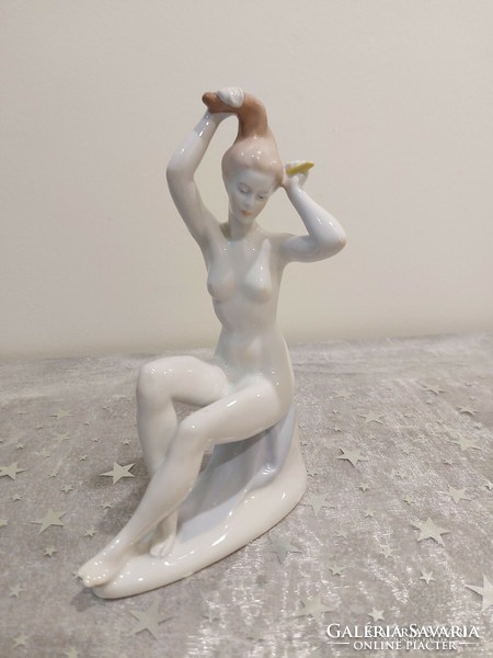 Aquincumi porcelán,fésülködő nöi akt szobor.