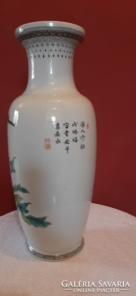 Nagy méretű porcelán váza. Kézzel festett, részletgazdag, jelölt. 35 cm magas.