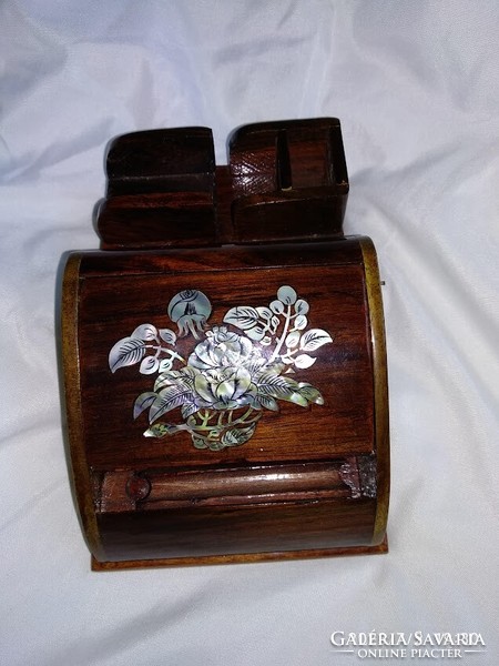 Chinese v Japanese lacquer box with mother-of-pearl, seashell inlay, cigarette box