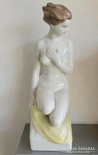 Hollóházi nagyméretű, kézzel festett porcelán, kecses női akt szobor