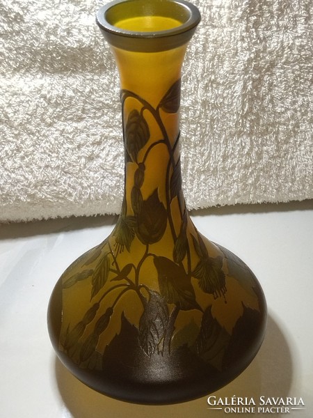 Beautiful flower-patterned tip galle vase, 22 cm high