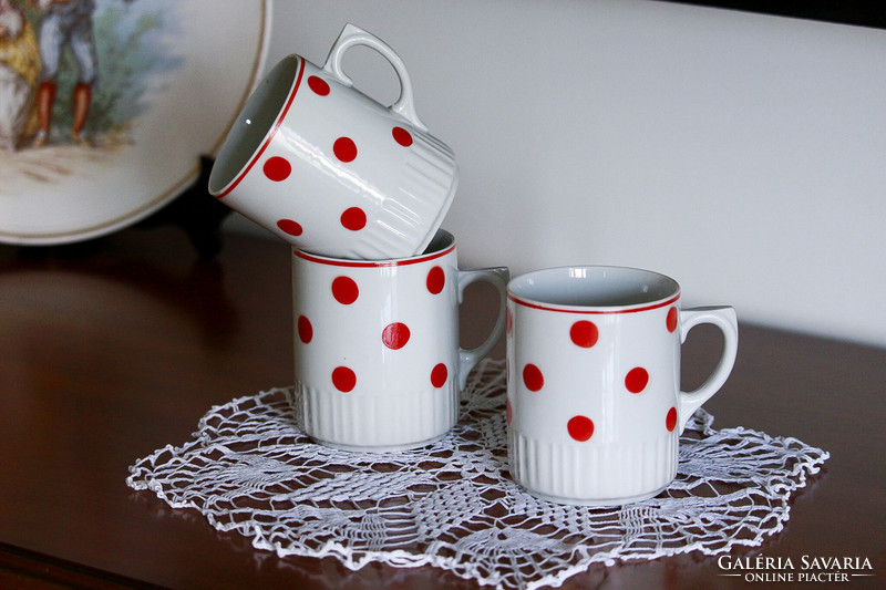 Red-spotted, zsolnay, skirted mugs. Price/3 pcs