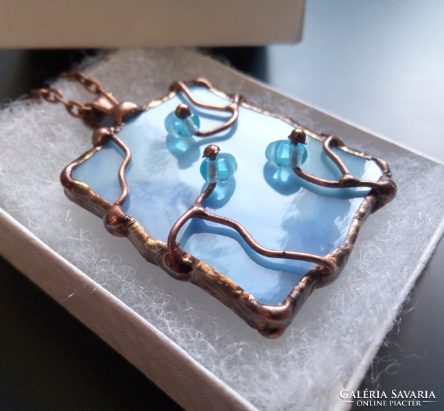 Gyönyörű világoskék üvegmedál csillogó kék gyöngyökkel