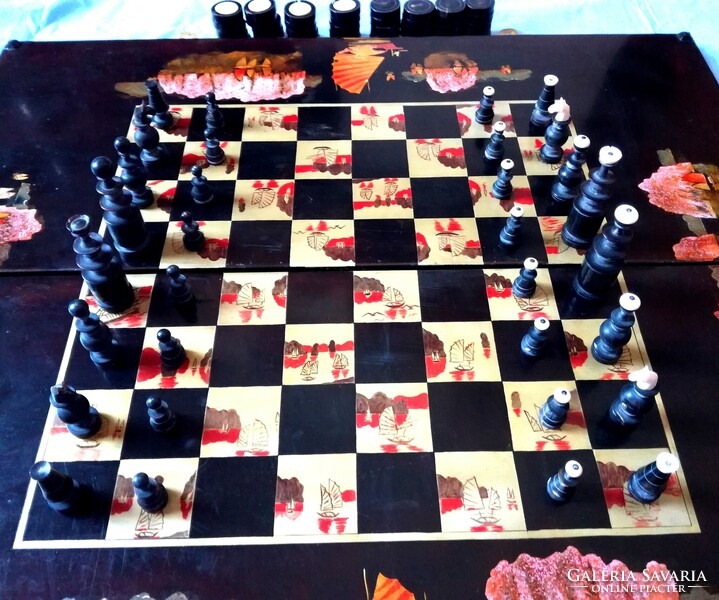 Antik festett és faragott sakkkészlet
