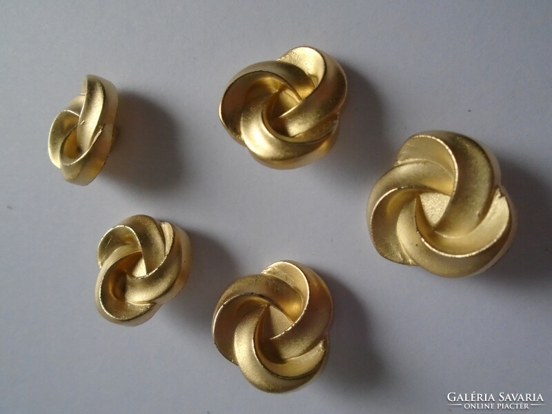 5 Pcs. Button with twisted pattern in light gold color.