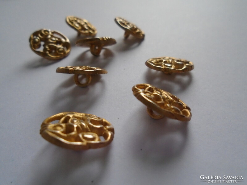 8 Pcs. Gold-colored button made of stable metal.