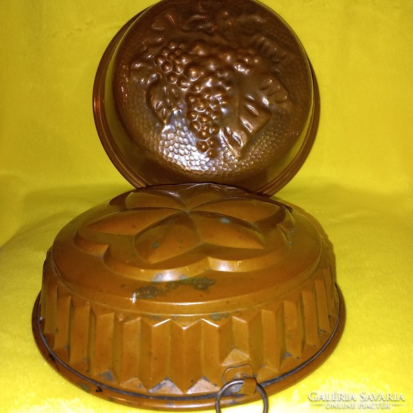 2 copper kuglóf molds, wall decoration, confectioner's supplies.