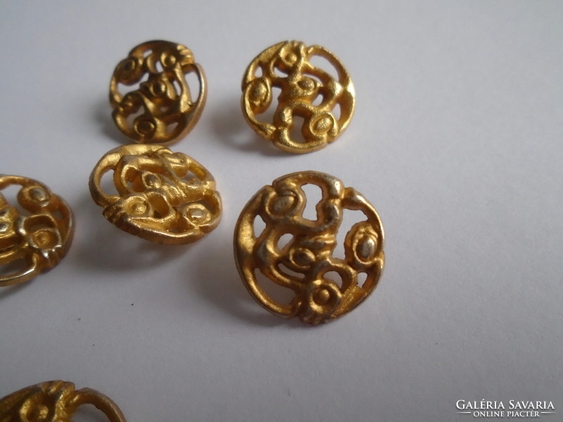 8 Pcs. Gold-colored button made of stable metal.