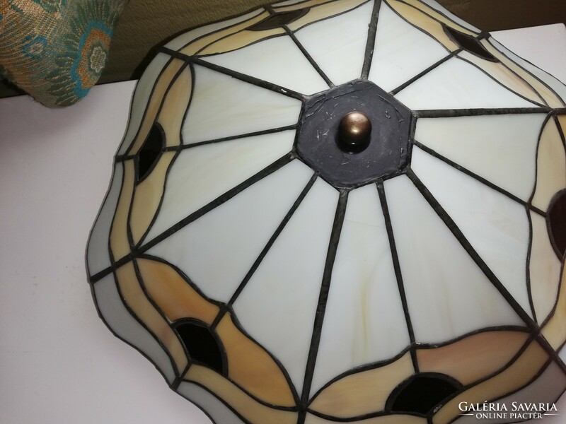 Mennyezetre szerelhető Tiffany jellegű lámpa