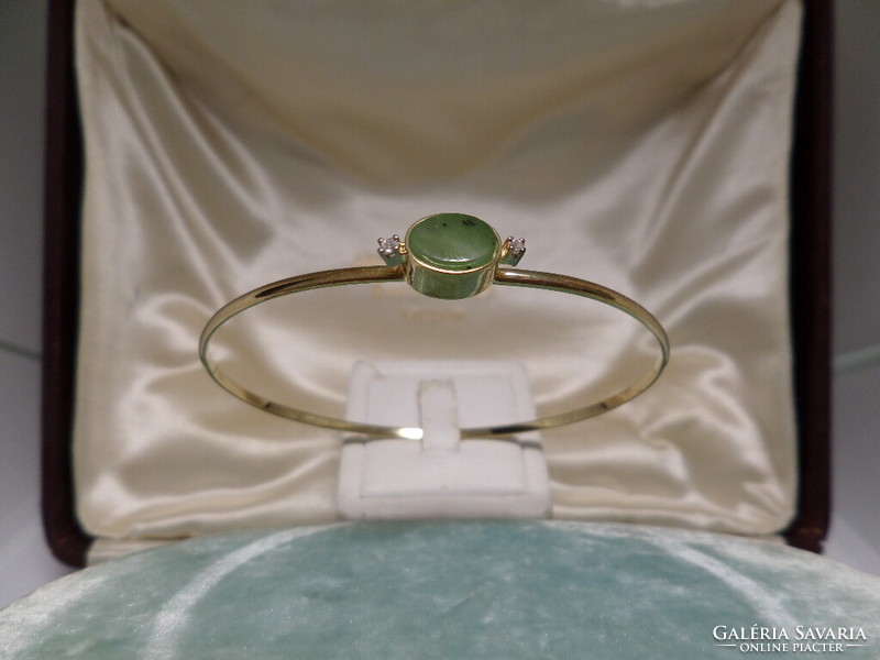 Gold wire bracelet with jade and brils