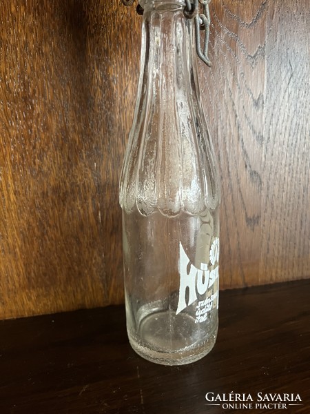 Hüsi carbonated soft drink bottle with buckle