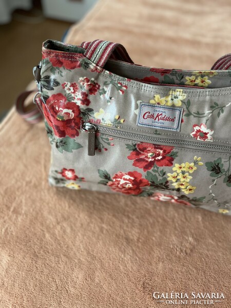 Cath Kidston rózsás oil clothes vállra is akasztható táska