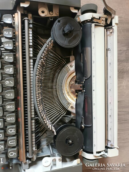 Olympia - traveler de luxe retro typewriter