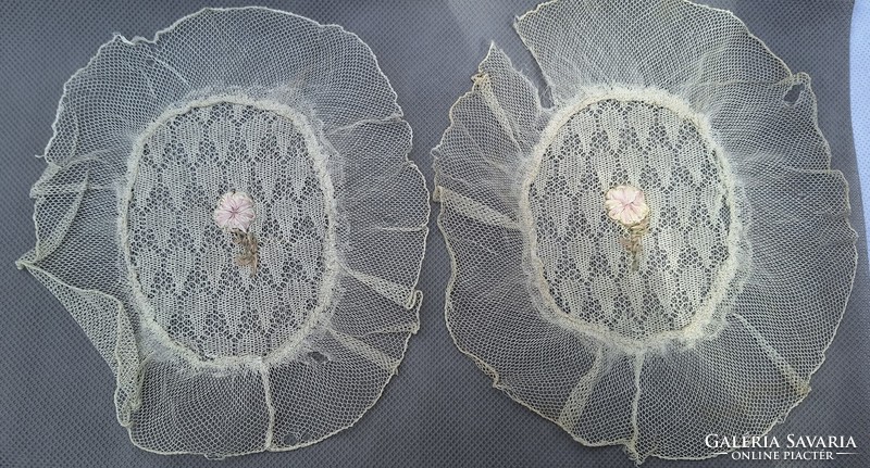 2 Pieces of old lace porcelain, under decorative object 20 x 18 cm.