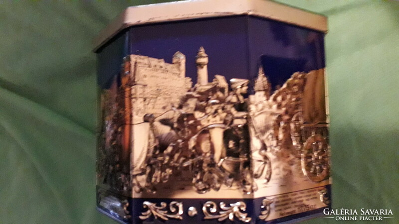 Nagyon szép NÜRNBERG süteményes nyolcszögletű barokk dombor jelenetes fém dísz doboz 14 x 13 cm